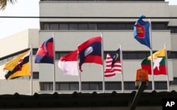 Bendera negara-negara anggota ASEAN di Sekretariat ASEAN, Jakarta, 22 April 2021. (Foto: Tatan Syuflana/AP)