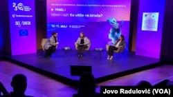 Ambasadorka SAD Džudi Rajzing Rajnke (u sredini) na skupu “Ima li fer izbora u eri dezinformacija?”