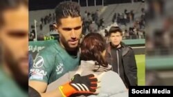 واکنش حسین حسینی، کاپیتان تیم فوتبال استقلال به ابراز احساسات یک تماشاگر زن که با جیمی جامپ به زمین چمن راه یافت