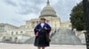 La periodista indígena colombiana Diana Jembuel Morales posa para la fotografía frente al Capitolio de EEUU, durante su visita reciente Washington DC, para asistir como participante en un programa para periodistas sobre diversidad.