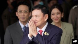 Mantan Perdana Menteri Thailand Thaksin Shinawatra, tengah, bersama putranya Phantongtae dan putrinya Pinthongta, tiba di Bandara Don Muang di Bangkok, Thailand, 22 Agustus 2023. (Foto: AP)