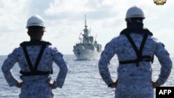 Thủy thủ Philippines theo dõi tàu HMCS Montreal của Canada trong Hoạt động hợp tác hàng hải đa phương (MMCA) chung giữa Philippines, Hoa Kỳ, Canada và Úc tại Biển Đông.