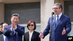 Кинескиот претседател Шји Џинпинг (лево) и неговиот српски колега Александар Вучиќ ја поздравуваат толпата во Палатата Србија во Белград, 8 мај 2024 година.