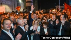 „Изборната победа е чест, за претстојната претседателка Гордана Силјановска и за господинот Мицковски и неговиот тим кој извојува победа на парламентарните избори. Но, тука доаѓа и голема одговорност“, коментира поранешниот амбасадор во Македонија Филип Рикер. 