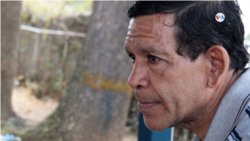 “No hay pastillas, no hay tratamientos y eso me desespera por completo”, dice Iván Ortiz a la Voz de América sobre la enfermedad de Párkinson que padece.