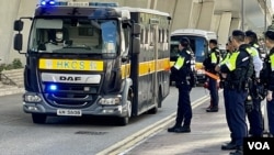 香港壹传媒创办人黎智英3月12日早上约9时，由一辆俗称“铁甲威龙”的高度设防囚车，押解到暂代高等法院的西九龙裁判法院应讯，法院大楼囚车出入口一带， 有大批警员在场戒备 (美国之音/汤惠芸)