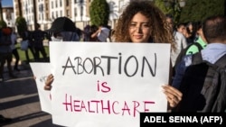 Aktivis Maroko berdemonstrasi setelah seorang gadis berusia 14 tahun meninggal akibat aborsi rahasia yang tidak aman di ibu kota Rabat pada 28 September 2022. (Foto: FADEL SENNA/AFP)