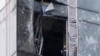 Seorang penyidik memeriksa kerusakan di sebuah gedung pencakar langit di distrik bisnis Moscow City setelah laporan mengenai serangan drone, Rabu, 23 Agustus 2023. (Foto: AP Photo)