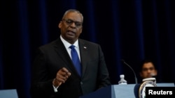 Зборувајќи заедно со јапонскиот министер за одбрана Јасуказу Хамада за време на посетата на Токио, Остин рече дека ќе ја поздрави „секоја можност да се ангажира со раководството“ и дека верува дека одделенијата за одбрана треба да имаат отворени канали за комуникација.