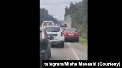 Скріншот з відео, опублікованого в месенджері російського реп-виконавця Міши Маваші, на якому видно, як реактивна система залпового вогню БМ-21 "Град" ймовірно у Бєлгородській області (Росія) блокує рух транспорту під час удару по території України