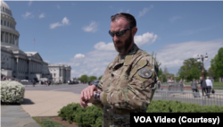 Ветеран морської піхоти США носить на руці браслети з іменами загиблих в Україні товаришів