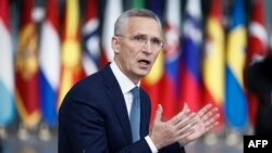 Sekretaris Jenderal NATO Jens Stoltenberg memberikan keterangan kepada media menjelang pertemuan para menteri luar negeri NATO di markas besar NATO di Brussels, 3 April 2024. (Kenzo TRIBOUILLARD / AFP)