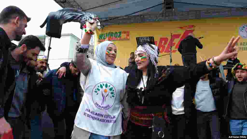 Jinên Îdirê bi Cilên Kurdî Beşdarî Newozê Bûn