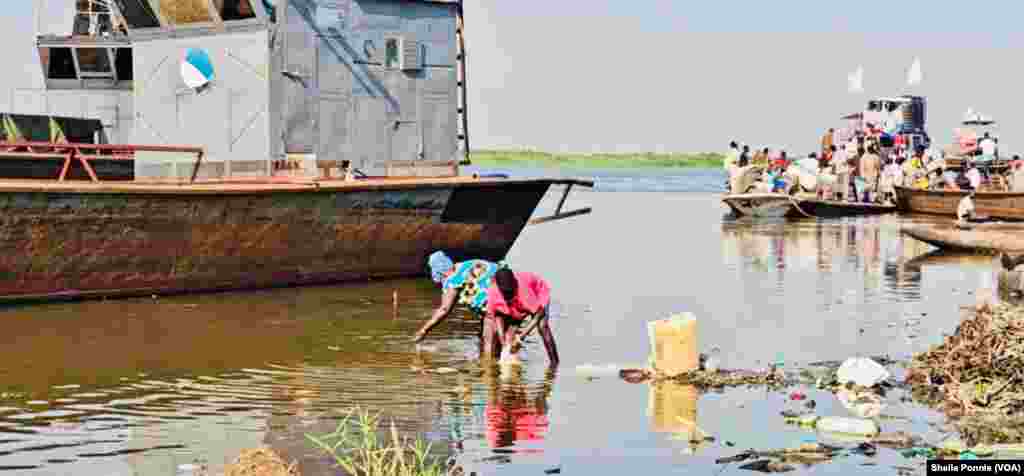  ሰዎቹ ከእርድ በኋላ እንጀቱን አባይ ወንዝ ውስጥ ያጥባሉ፡፡