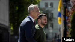 资料图：乌克兰总统泽连斯基(Volodymyr Zelensky )与北约秘书长北大西洋公约组织秘书长斯托尔滕贝格(Jens Stoltenberg)