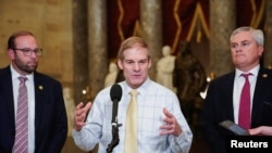 Председатель Юридического комитета Палаты представителей Джим Джордан, председатель Комитета по надзору Палаты представителей Джеймс Комер и председатель Комитета по ассигнованиям Палаты представителей Джейсон Смит. 2023г. 