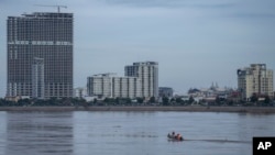 រូបឯកសារ៖ កាណូតមួយបើកបរលើដងទន្លេសាប​នៅរាជធានីភ្នំពេញ កាលពីថ្ងៃទី១០ ខែវិច្ឆិកា ឆ្នាំ២០២២។ 