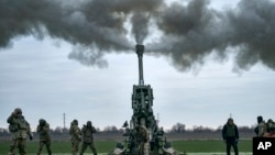 资料照片：乌军在乌克兰赫尔松州使用美国提供的M777榴弹炮向俄军阵地开火。(2023年1月9日)