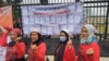 Sejumlah pekerja rumah tangga yang turut berdemonstrasi menuntut RUU PRT segera disahkan. (Foto: Courtesy/Jala PRT)