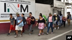 Migrantes marchan hacia Huehuetán, estado de Chiapas, México, el lunes 24 de abril de 2023. 