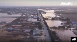 Esta imagen tomada de un video proporcionado por Libya Almasar TV muestra inundaciones en Marj, Libia, el lunes 11 de septiembre de 2023.