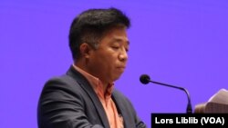 លោក ណុប វី នាយក​ប្រតិបត្តិ​សមាគម​អ្នកសារព័ត៌មាន​កម្ពុជា ថ្លែង​ក្នុង​ពិធី​អបអរសាទរ​ទិវា សេរីភាព​សារព័ត៌មាន​លើក​ទី៣០ ក្នុង​រាជធានី​ភ្នំពេញ នៅ​ថ្ងៃទី២ ខែឧសភា ឆ្នាំ២០២៣។ (លាស់ លីបលីប/វីអូអេ)