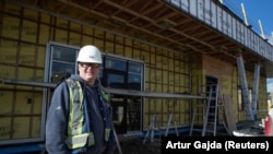 Britanska Kolumbija, Kanada. Nadzornik radova izgradnje obdaništa pored aerodroma.EUTERS/Artur Gajda