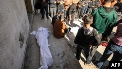 গাজা ভূখণ্ডের উত্তরাঞ্চলে বেইত লাহিয়াতে কামাল এদওয়ান হাসপাতালে একাধিক মৃতদেহের কাছে শোকার্ত ফিলিস্তিনিরা। ২৯ ফেব্রুয়ারি, ২০২৪।