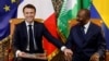 Le président français Emmanuel Macron (L) rencontre le président gabonais Ali Bongo Ondimba (R) pour une réunion bilatérale au palais présidentiel de Libreville, le 1er mars 2023