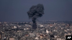 Asap mengepul akibat serangan udara Israel di Kota Gaza, Rabu, 10 Mei 2023. (Foto: AP)