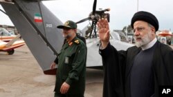 Претседателот на Иран, Ебрахим Раиси (десно). 