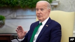 El presidente estadounidense, Joe Biden, se reúne con el primer ministro irlandés Leo Varadkar en la Oficina Oval de la Casa Blanca en Washington, el 15 de marzo de 2024.