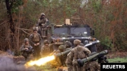 Sekumpulan tentara AS dan Filipina bergabung dalam latihan militer gabungan yang disebut "Balikatan" yang digelar di Fort Magsaysay, Nueva Ecija, Filipina, pada 13 April 2023. (Foto: Reuters/Eloisa Lopez)