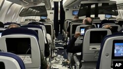 Bandejas de comida y otros objetos esparcidos dentro de la cabina del vuelo 469 de Lufthansa desde Austin, Texas, se dirigía a Frankfurt, Alemania, experimentó una turbulencia el miércoles 1 de marzo. de 2023.