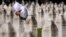 Arhiva - Žena tuguje pored groba svog bližnjeg, žrtve genocida u Srebrenici, u Memorijalnom centru Srebrenica, u Potočarima, 11. jula 2024.