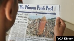 បុរសម្នាក់កំពុងឈរអានកាសែតភ្នំពេញប៉ុស្តិ៍ នៅរាជធានីភ្នំពេញ នាថ្ងៃទី១ ខែមីនា ឆ្នាំ២០២៤។ (ស៊ឹម ចាន់សំណាង/វីអូអេ)