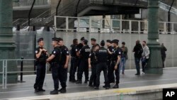 Cảnh sát tuần tra bên trong nhà ga xe lửa Gare du Nord tại Thế vận hội Mùa hè 2024 ở Paris hôm 26/7. Chính phủ Pháp cho biết nhiều đường dây viễn thông đã bị phá hoại.