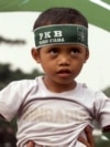 Seorang anak mengikuti kampanye Partai Kebangkitan Bangsa (PKB) di Jakarta Pusat, 26 Mei 1999. (Foto: Reuters)