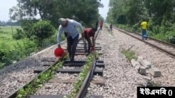 ব্রাহ্মণবাড়িয়ায়, অত্যধিক গরমে রেললাইন বেঁকে যাওয়ায়, চট্টগ্রাম ও সিলেটের সঙ্গে ঢাকামুখী আপলাইনে ট্রেন চলাচল বন্ধ হয়ে যায়। ২৯ এপ্রিল, ২০২৩।