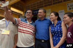 រូបឯកសារ៖ លោក ហ៊ុន ម៉ាណែត និងភរិយាគឺលោកស្រី ពេជ្រ ចន្ទមុន្នី ថតរូបជាមួយប្រជាពលរដ្ឋ ខណៈចូលរួមបោះឆ្នោតជាតិអាណត្តិទី ៦ នៅរាជធានីភ្នំពេញ កាលពីថ្ងៃទី ២៩ ខែកក្កដា ឆ្នាំ ២០១៨។