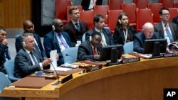 Duta Besar Ukraina untuk PBB Sergiy Kyslytsya (kiri), mengacak-acak kertas saat ia mendengarkan Vassily Nebenzia, Perwakilan Tetap Rusia untuk PBB, dalam pertemuan Dewan Keamanan PBB di markas besar PBB, Senin, 9 Oktober 2023. (Foto AP/Craig Ruttle)