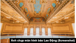 Sảnh tầng một Tòa thị chính với ban công nhìn ra đường Nguyễn Huệ ở trung tâm thành phố