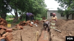 Construction workers set bricks in Chikwawa district, Malawi, in 2023. Malawi authorities say some Israeli employers plan to visit Malawi to recruit similar laborers. (Lameck Masina/VOA)