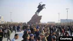 Sejumlah keluarga mengucapkan salam perpisahan pada anak laki-lakinya yang akan bertugas menjadi tentara Uzbekistan di Khorezm, Uzbekistan, pada 5 Maret 2024. (Foto: Uzbekistan's Defense Ministry)