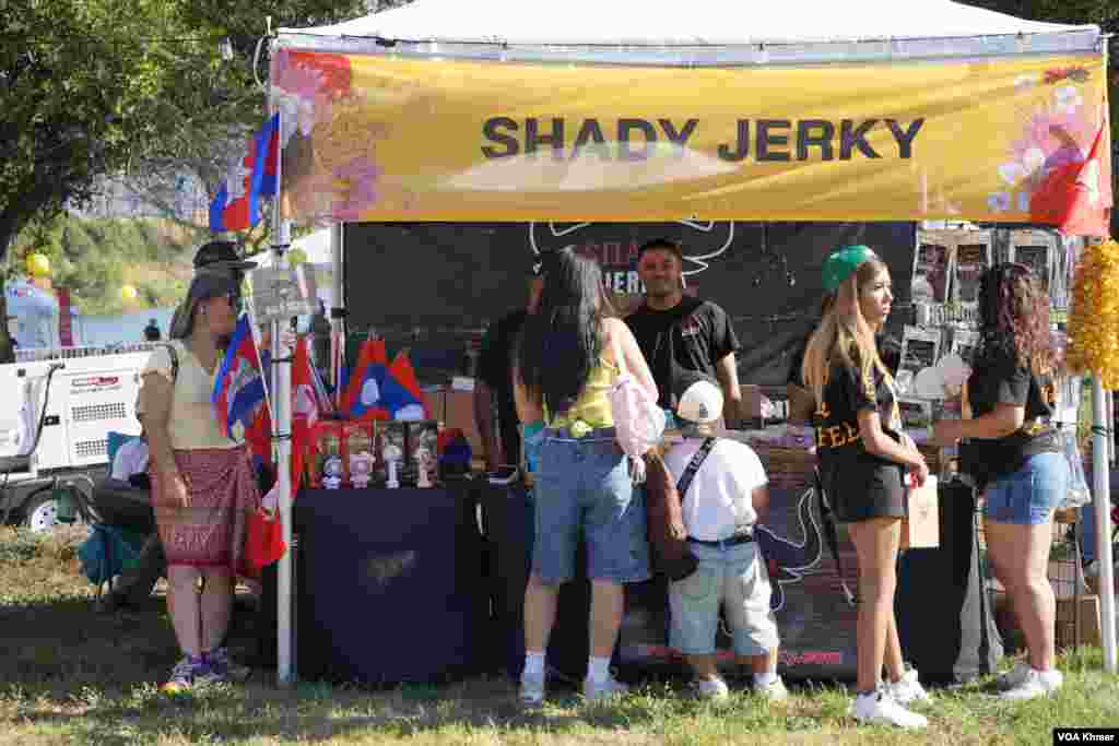 ស្តង់លក់ម្ហូប​មួយមានដាក់ទង់ជាតិ​ខ្មែរ​នៅ​ ​ក្នុង​មហោស្រព​ Sabaidee Fest នៅថ្ងៃទី​១៤ ​មិថុនា ឆ្នាំ២០២៤ ក្រុង Chino រដ្ឋ​កាលីហ្វ័រញ៉ា។(ចាប ចិត្រា/VOA Khmer)