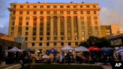 Официјални лица од окружниот суд Фултон му го предале обвинението на судијата Роберт Мекбарни, но не го објавија јавно; не е јасно дали обвиниението го вклучува поранешниот претседател Доналд Трамп 