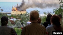 Тоа што се поставува како прашање во анализите е дали новата помош за Украина е можеби задоцнета и каков ефект ќе донесе на фронтот / Фоторафија: Запалена зграда, после ракетен напад врз Одеса