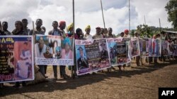 Relatives and residents mourn the death of their loved ones in a collective ceremony close to the scene of a landslide in Kencho Shacha Gozdi district in southern Ethiopia on July 25, 2024.