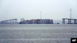 Un buque portacontenedores descansa bajo los restos del puente Francis Scott Key el jueves 28 de marzo de 2024 en Baltimore, Maryland, EEUU.