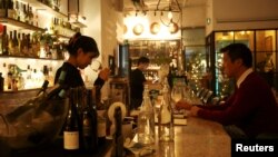 Австралиските производители на вино го поздравуваат крајот на давачките, но предупредуваат на предизвиците за враќање на изгубениот удел на пазарот